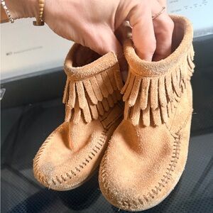 Minnetonka Kids Moccasins in Tan with Fringe